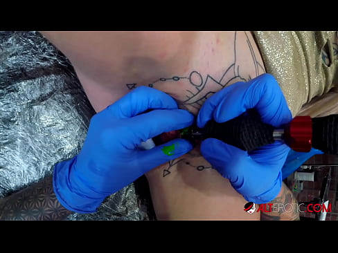 ❤️ Estremamente tatuato hottie Sully Savage ottenuto un tatuaggio sul suo clitoride ️ Porno duroal it.robosexshop.ru ️❤